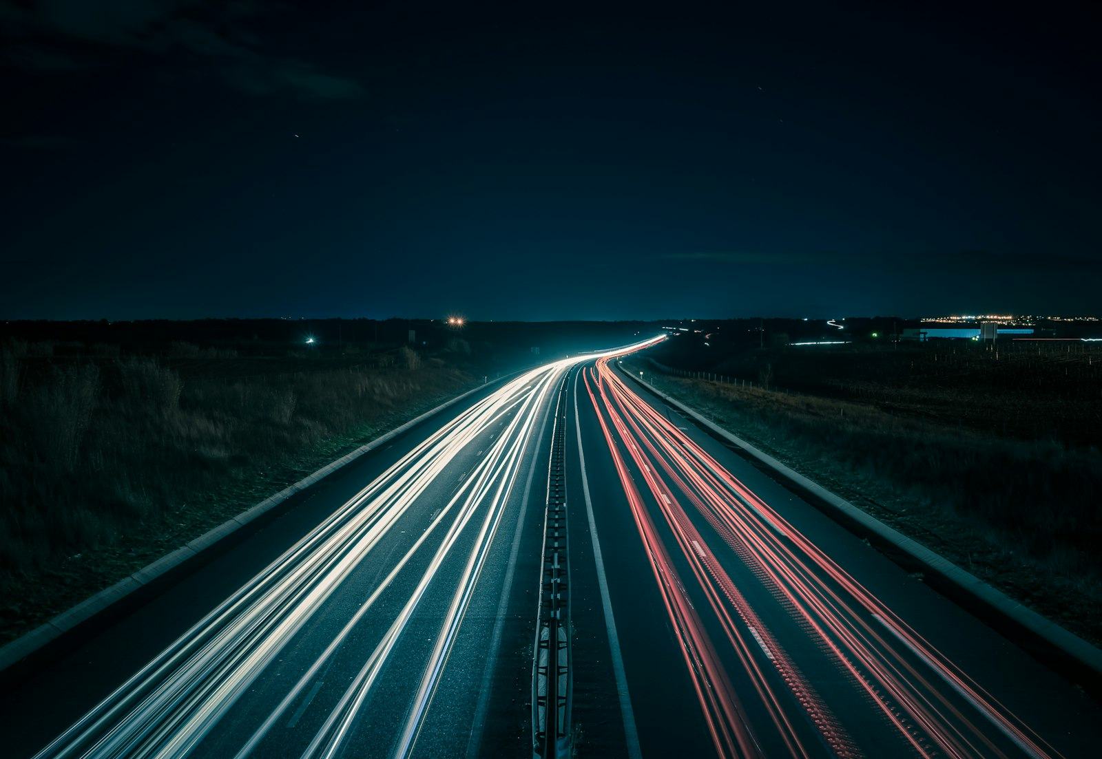 夜間高速公路上車燈拉出的光軌