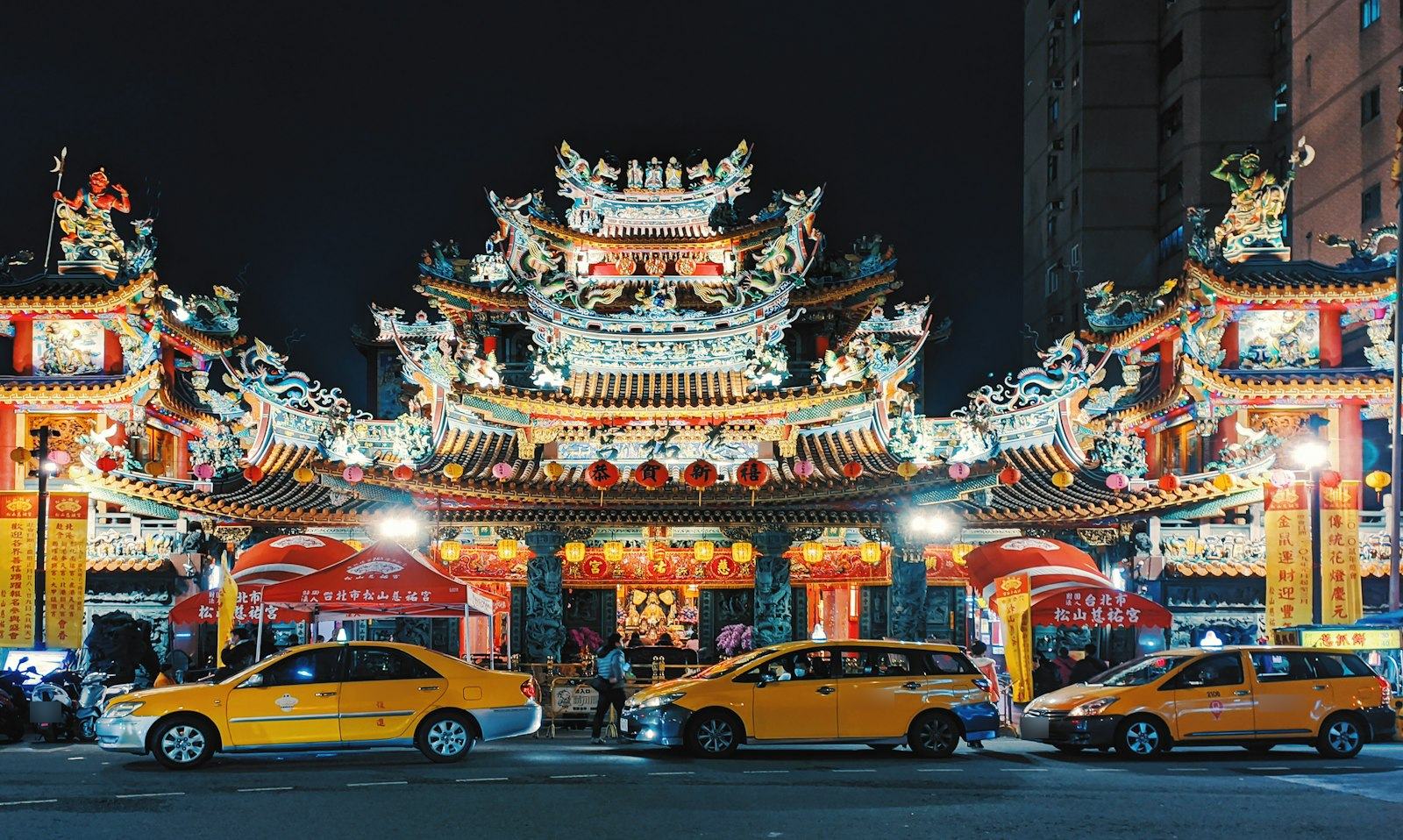 台北松山慈祐宮前夜晚停靠的黃色計程車